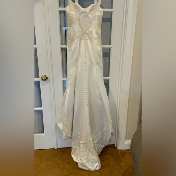 Gorgeous custom wedding gown size 4 - Picture 8 of 8